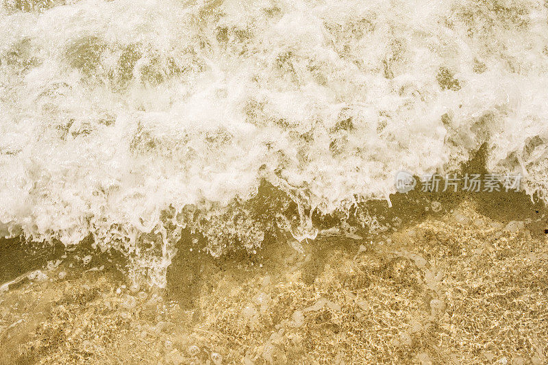 在Pedn Vounder海滩，康沃尔的破浪俯瞰